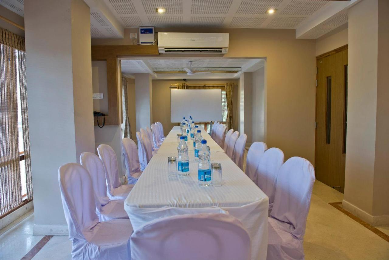 Hotel Rains Inn Гувахати Экстерьер фото